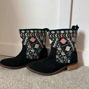 Vero Cuoio Embroidered Black Ankle Boots